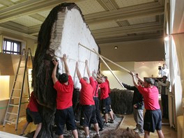 Model mamuta je čtyři metry vysoký a váží na čtyři sta kilogramů.