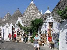 V trulli se nejen bydlí, ale i podniká, jsou v nich drobné krámky. Vtí trulli...