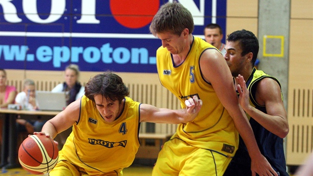 Z urputným výrazem se sna�í projít zlínský Ond�ej Chwaszcz (vlevo), cestu mu