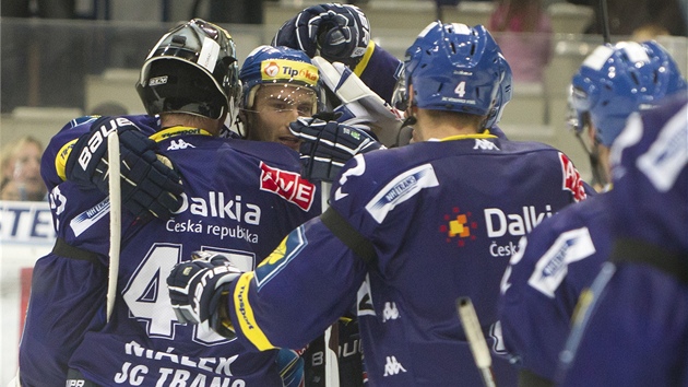 Vítkovi�tí hokejisté se radují z vít�zství.