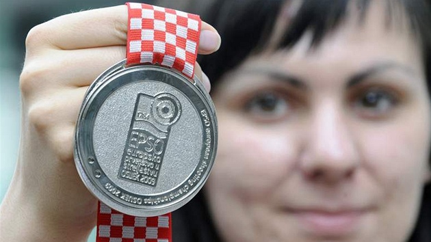 St�elkyn� Lenka Maru�ková-Hyková s medailí z mistrovství Evropy.