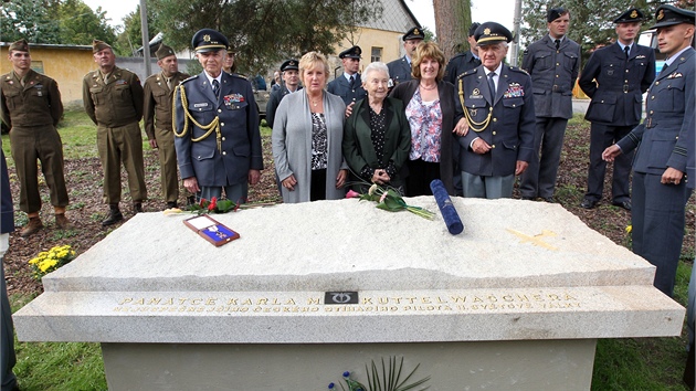 Brigádního generála Karla Kuttelwaschera a nejúspěšnějšího českého stíhače druhé světové války připomíná v jeho rodném Svatém Kříži u Havlíčkova Brodu pomník.