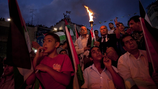 Palestinci poslouchají projev Mahmúda Abbáse v OSN (23. záí 2011)