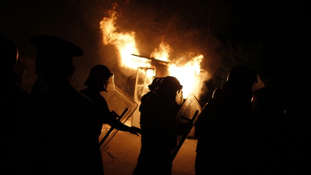 Hoíci domy pi protiromských nepokojích ve mst Katunica v Bulharsku