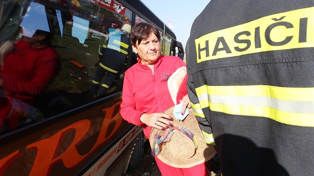 Polská turistka u autobusu, který havaroval na kruhovém objezdu u erné Hory na