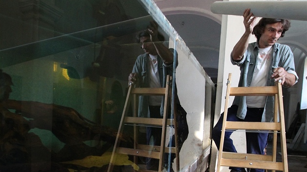 Oto Bernard loví tropické ryby kvli likvidaci expozice akvárií v areálu