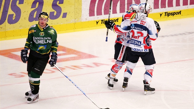 TYPICKÝ OBRÁZEK. Pardubití hokejisté slaví, ti karlovartí smutní. V domácím