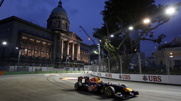 Sebastian Vettel projídí tra pi tréninku na Velkou cenu Singapuru. 