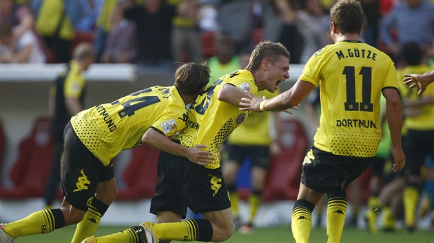 CHY�TE M�. Lukasz Piszczek slaví se spoluhrá�i gól Dortmundu v utkání proti