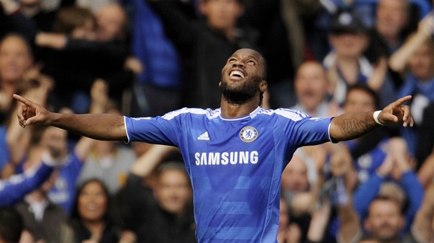 A DAL�Í TREFA. Didier Drogba slaví branku proti Swansea. 
