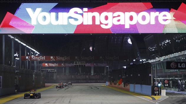 NÁSKOK. Sebastian Vettel zaal hned po startu Velké ceny Singapuru ostatním