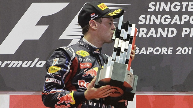 S TROFEJÍ. Německý jezdec Sebastian Vettel si užívá vítězství ve Velké ceně