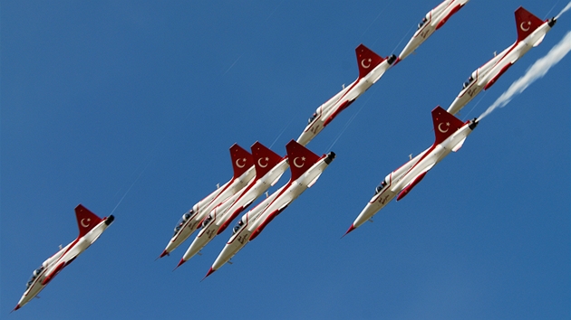 Akrobatická skupina Turkish Stars na Dnech NATO v Ostrav.