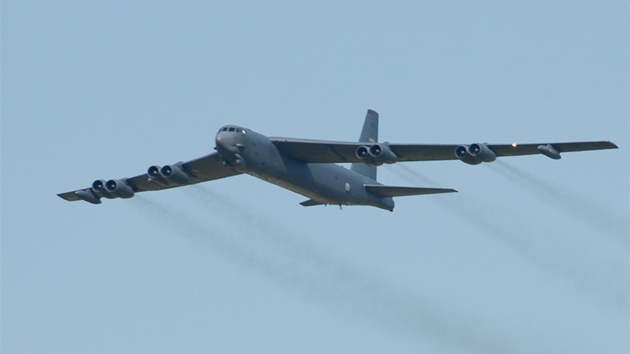Americký bombardér B-52 startuje z monovského letit