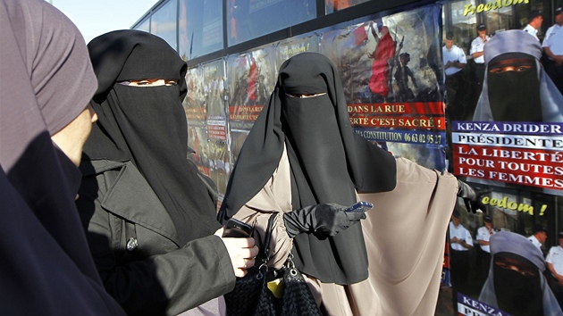 Hind Ahmasová (vpravo) nosí nikáb nazvdory zákazu zakrývání tváře (22. září 2011)