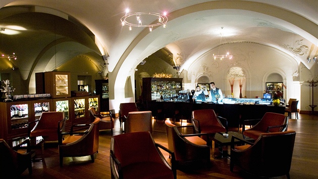 Bar praského hotelu Kempinski