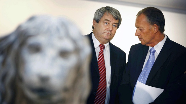 Vojt�ch Filip a Alexander �erný p�ed tiskovou konferencí KS�M v Poslanecké
