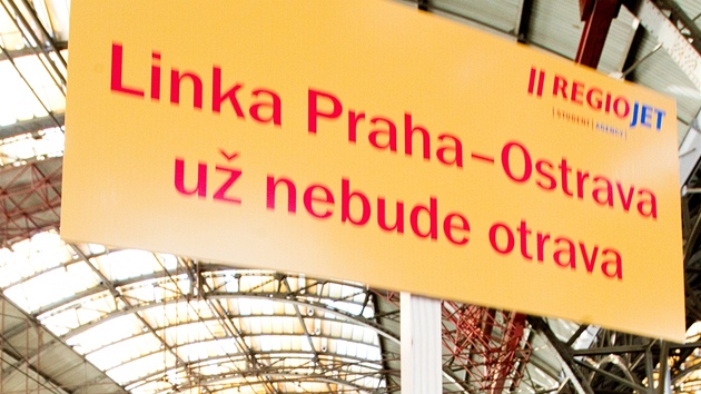 Radim Janura ped prvním vyjetím vlaku RegioJet z praského Hlavního nádraí