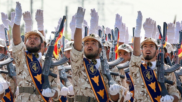 Vojáci íránské Revoluní gardy pochodují kolem mauzolea ajatolláha Chomejního v