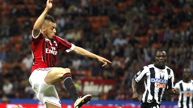 AKROBAT ZA MÍ�EM. Milánský úto�ník Stephan El Shaarawy sice vst�elil gól AC v