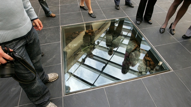 Oprava Domu umn v Opav - pvodn studnu nvtvnc mohou vidt pes sklo v podlaze.