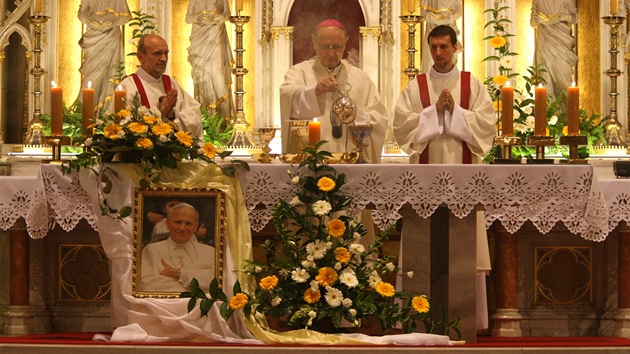 Ostatky blahoslaveného Jana Pavla II. katedrále sv. Václava v Olomouci daroval