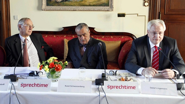 Karel Schwarzenberg s n�meckým velvyslancem Detlefem Lingemannem (vpravo) a