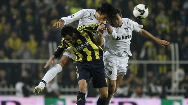 Besiktas - Fenerbahce: Zan a Sivok (v bílém) z Besiktase boují s Guizou z
