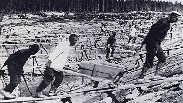 Vězňové Gulagu při stavbě Bělomořského kanálu (1932)