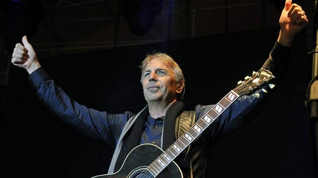 Kevin Costner koncertoval v Bratislav� se svojí skupinou Modern West