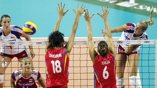 CESTA ZA BODEM. eská volejbalistka Helena Havelková útoí v utkání proti