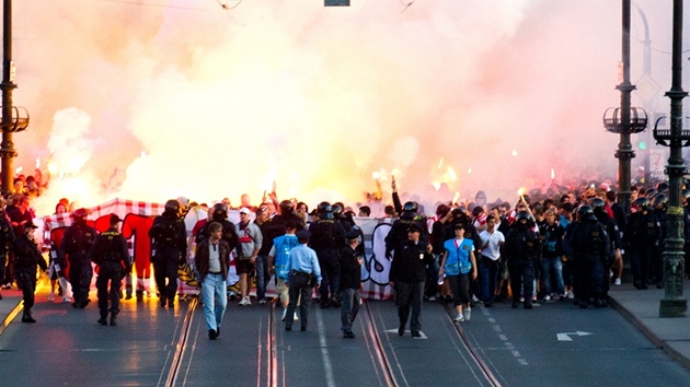 NETUILI, CO JE EKÁ. Fanouci Slavie se na Letnou vydali organizovan z Edenu.