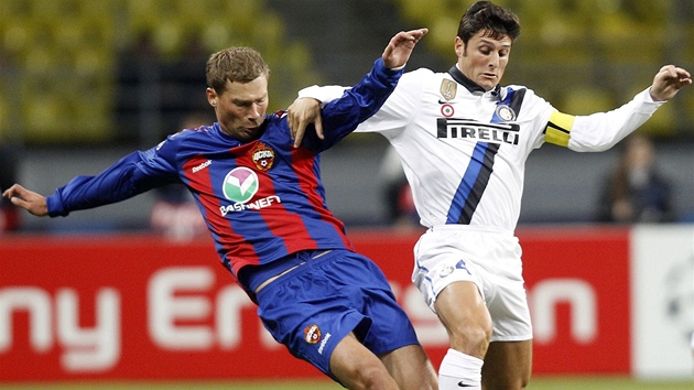 SOUBOJ. Javier Zanetti z Interu Milán (vpravo) a Vasilij Berezuckij z CSKA