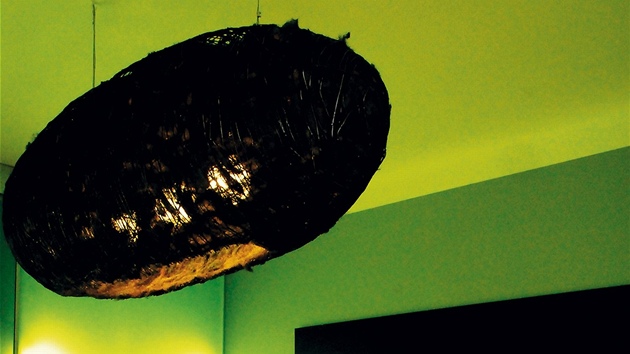 Byt na Vinohradech: lonice s akrylátovou svítící stnou a svítidlem Kokon