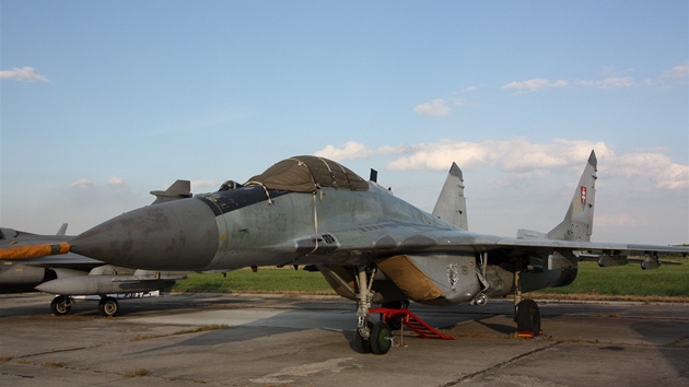 Letoun MiG 29 slovenských vzduných sil. Na rozdíl od JAS-39 Gripen je devtadvacítka koncipovaná jako dvoumotorový stíha pro vybojování vzduné nadvlády. Dokáe lett rychlostí a 2 400 kilometr v hodin.