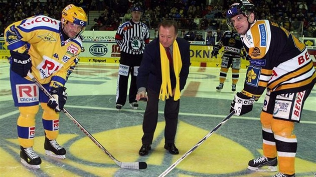 Slavnostní bully zápasu Zlín - Litvínov obstaral legendární gólman Ji�í Králík.