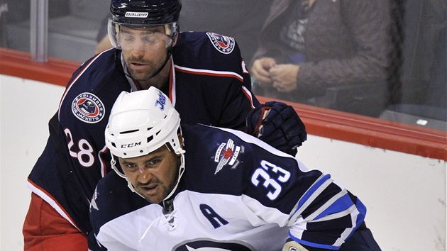 Obránce Dustin Byfuglien z Winnipegu (v popedí) a útoník Alexandre Giroux z