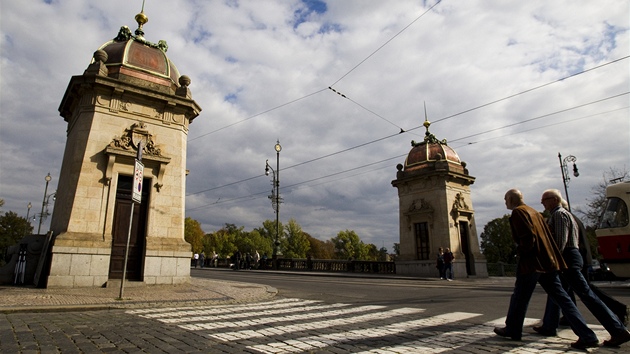 Restaurátoi dokonili opravy dvou domk na most Legií v Praze