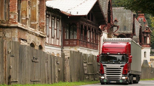 V těsné blízkosti zdevastovaných památkově chráněných budov v Kyselce projíždějí kamiony.