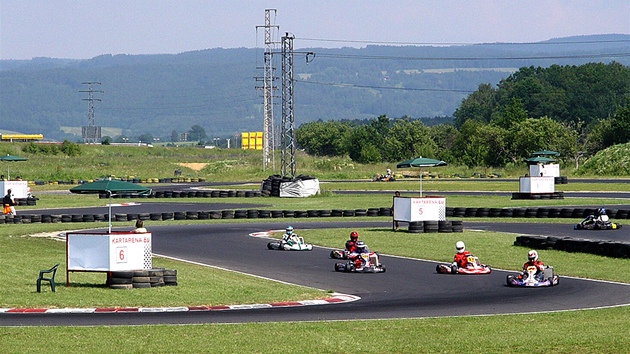 Závody motokár v areálu Kartaréna Ypsilonka.