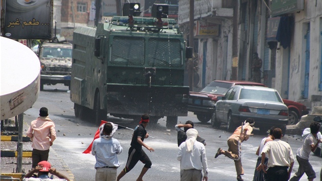 Jemenské demonstranty rozhání reim i pomocí obrnnc. (19. záí 2011)