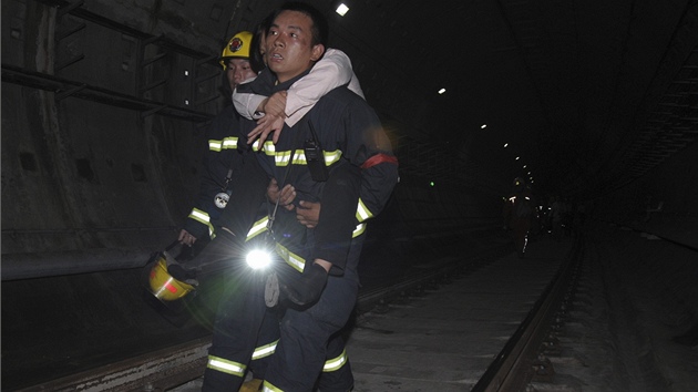 Záchranáí pomáhají zranným z tubusu anghajského metra (27. záí 2011)