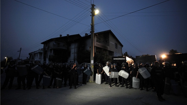 Bulharská policie steí okolí ponieného romského domu 