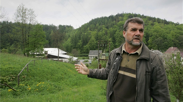 Starosta Oskavy Radomil Brada ukazuje, kudy m�lo vedení drát� vysokého nap�tí