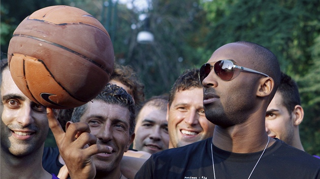 Kobe Bryant obklopený italskými fanouky bhem reklamní akce v Milán.