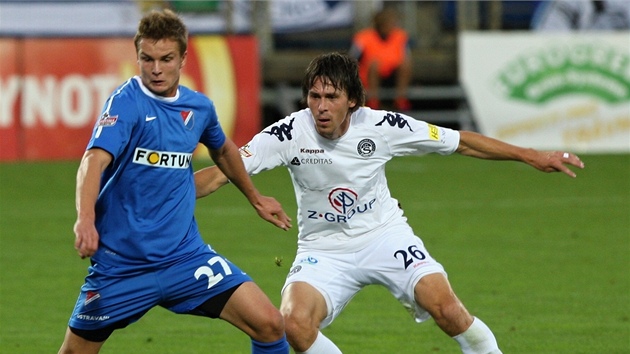 Dominik Kraut (vlevo) z Baníku Ostrava si kryje mí� p�ed Janem Trousilem ze