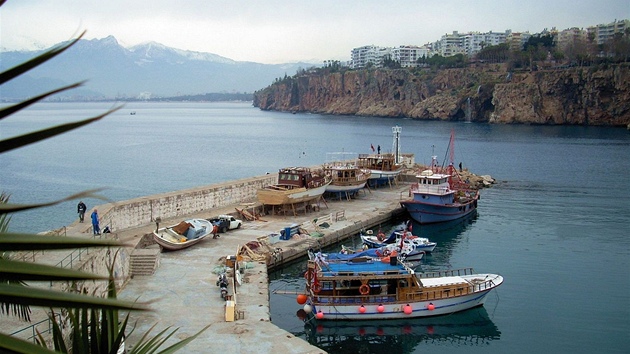 Turecko, Antalya - Malebný starý pístav, v pozadí se tyí hradba pohoí Taurus