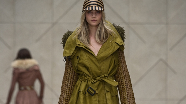 V druhé plce londýnského fashion weeku prezentovala také znaka Burberry, která patí k souasným pikám svtové módy.