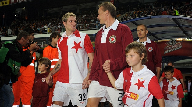 RETRO DERBY. Fotbalisté Sparty a Slavie nastupují do derby v retro dresech.