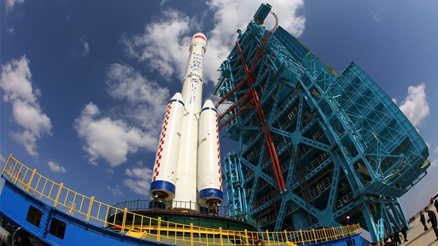 nsk raketa Dlouh pochod je pipravena na start s osmitunovm modulem Tchien-kung 1 (Nebesk palc 1).